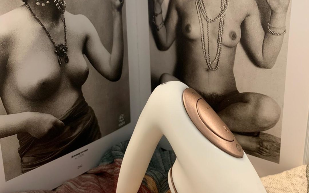Helena Hetaira and Mia test the Satis­fyer Pro 4 Couples