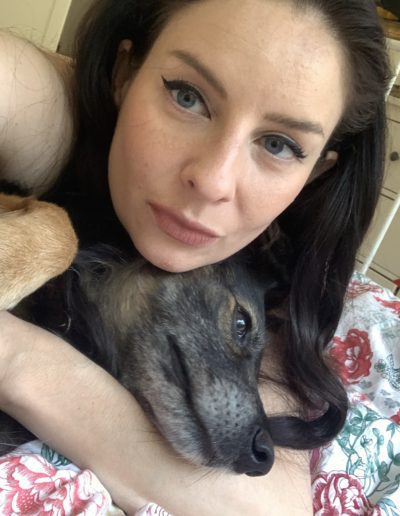 Mia Elysia Independent Escort Selfie mit Tier